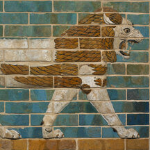 A surface of turquoise bricks on which a lion, with a white body and amber mane, is represented in profile facing right. The animal bears its teeth, its mouth open wide, and appears to walk on a single row of bricks. Its feet, along with other elements, are rendered in relief, projecting toward the viewer.