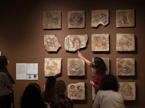 Yale students view a group of painted tiles excavated from Dura-Europos.